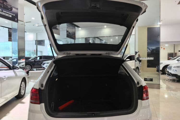 Used Volkswagen Gran Lavida 2015 1.6L Automatic Comfort Edition Trunk