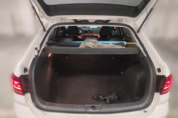 Used Volkswagen Gran Lavida 2015 1.6L Automatic Fashion Edition Trunk