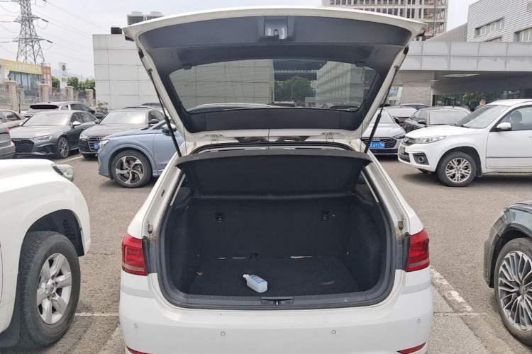 Used Volkswagen Gran Lavida 2015 1.6L Automatic Fashion Edition Trunk