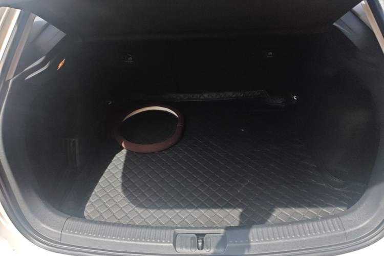 Used Volkswagen Gran Lavida 2015 1.6L Automatic Comfort Edition Trunk