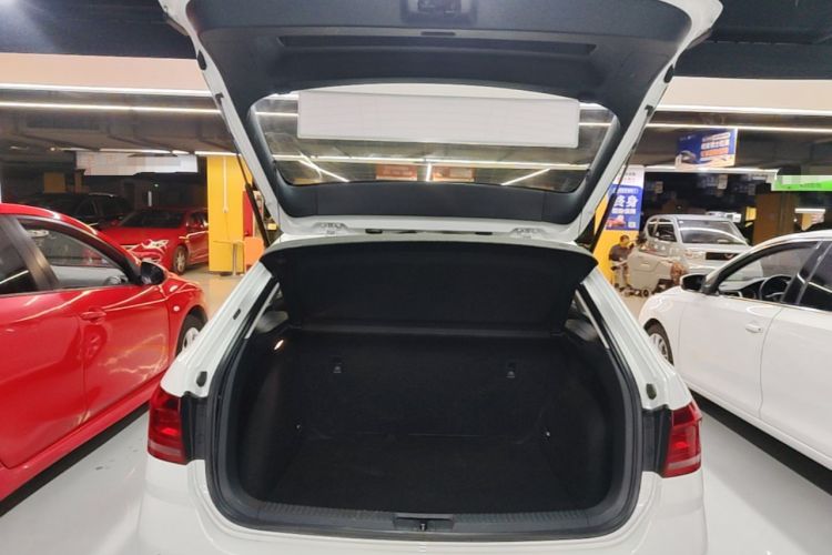 Used Volkswagen Gran Lavida 2015 1.6L Automatic Fashion Edition Trunk