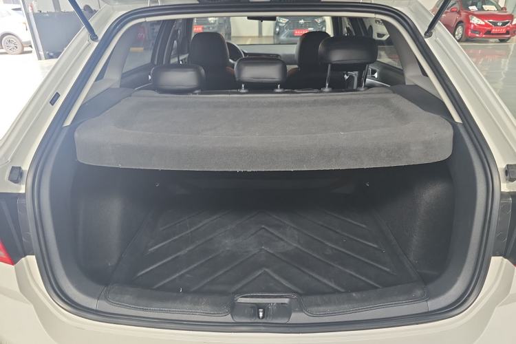 Used Volkswagen Gran Lavida 2015 1.6L Automatic Fashion Edition Trunk