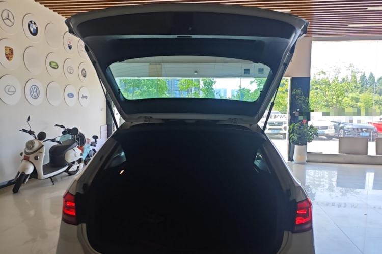 Used Volkswagen Gran Lavida 2015 1.6L Automatic Comfort Edition Trunk