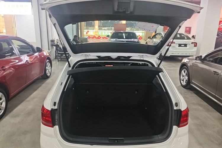 Used Volkswagen Gran Lavida 2015 1.6L Automatic Fashion Edition Trunk