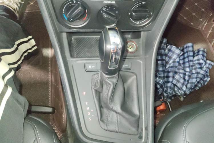Used Volkswagen Gran Lavida 2017 1.6L Automatic Fashion Edition Gear Lever