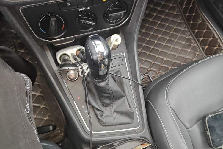 Used Volkswagen Gran Lavida 2017 1.6L Automatic Comfort Edition Gear Lever