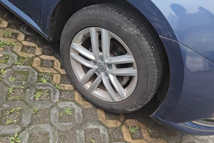 Used Volkswagen Gran Lavida 2017 1.6L Automatic Comfort Edition Right Front Wheel Hub