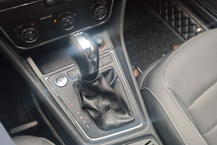 Used Volkswagen Gran Lavida 2017 180TSI DSG Comfort Edition Gear Lever