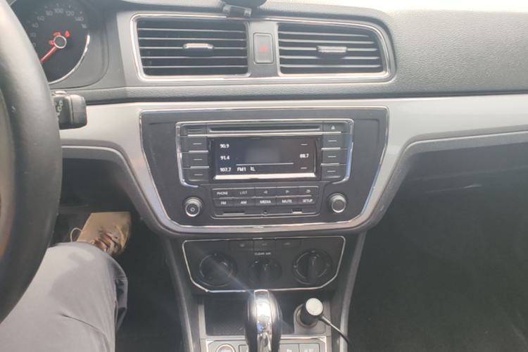 Used Volkswagen Gran Lavida 2017 1.6L Automatic Comfort Edition Audio And AC Panel