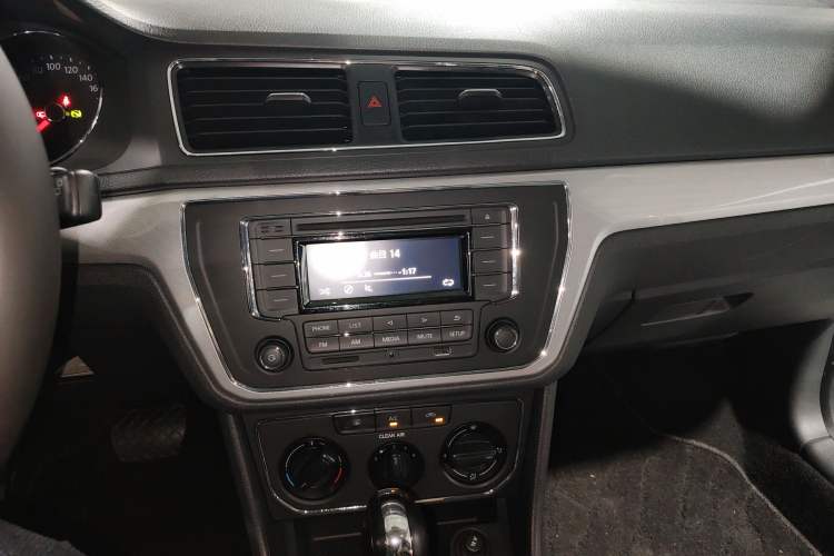 Used Volkswagen Gran Lavida 2017 1.6L Automatic Comfort Edition Audio And AC Panel