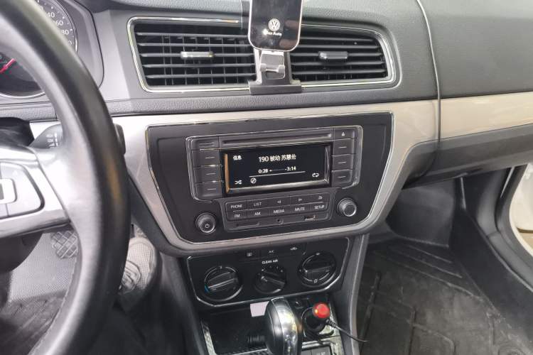 Used Volkswagen Gran Lavida 2017 1.6L Automatic Comfort Edition Audio And AC Panel