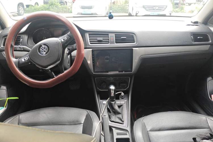 Used Volkswagen Gran Lavida 2017 1.6L Automatic Comfort Edition Center Console