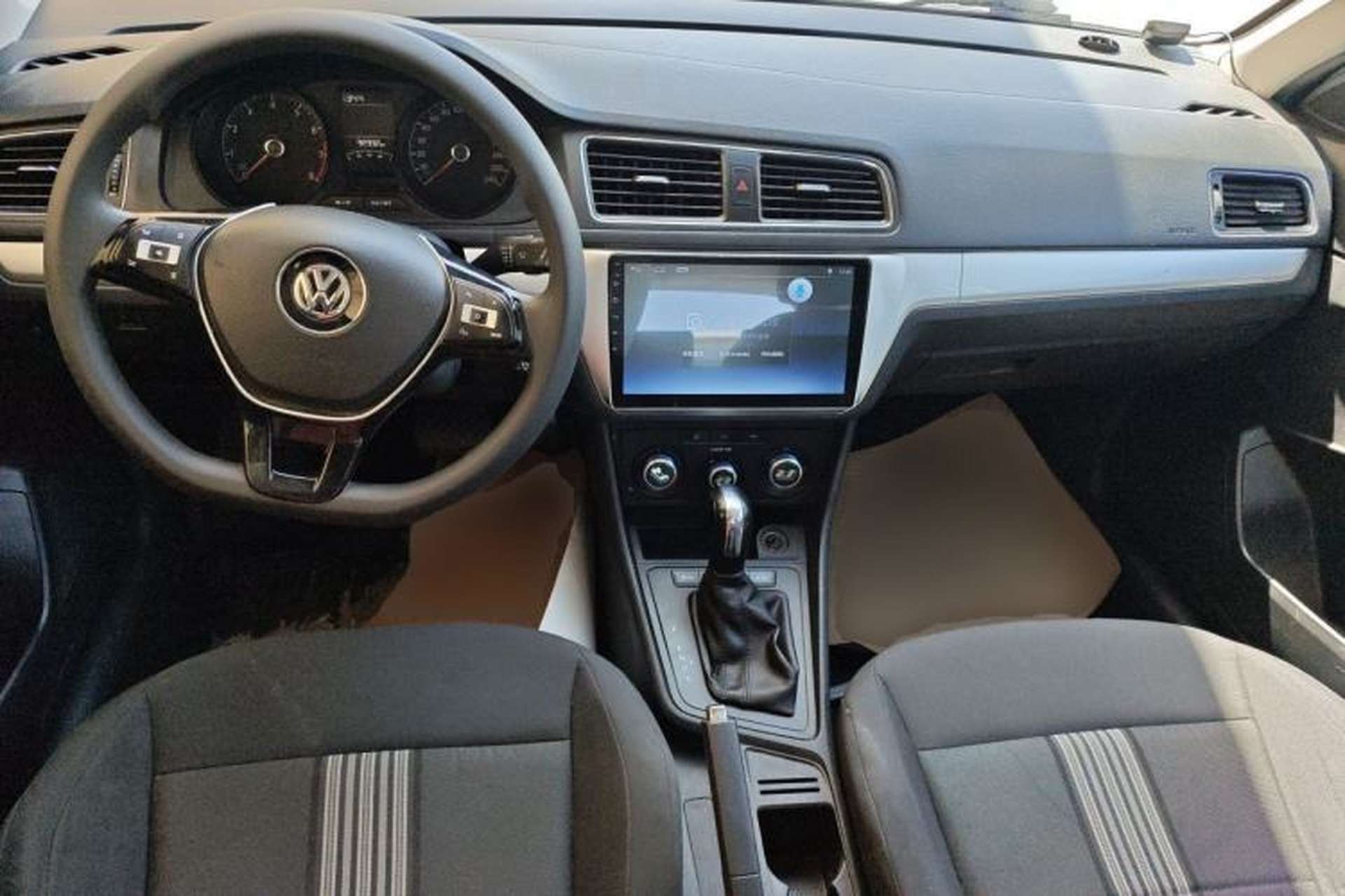 Used Volkswagen Gran Lavida 2017 1.6L Automatic Fashion Edition Center Console