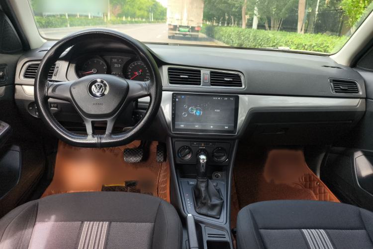 Used Volkswagen Gran Lavida 2017 1.6L Automatic Fashion Edition Center Console