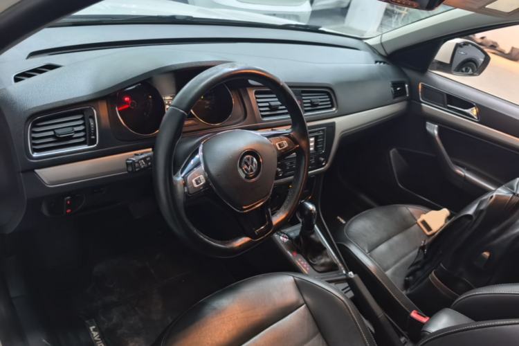 Used Volkswagen Gran Lavida 2017 1.6L Automatic Comfort Edition Center Console