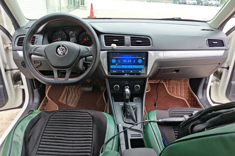 Used Volkswagen Gran Lavida 2017 1.6L Automatic Fashion Edition Center Console