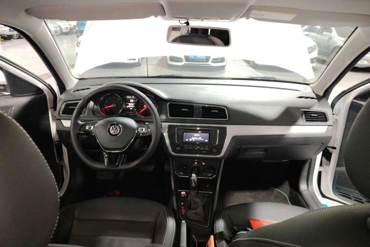 Used Volkswagen Gran Lavida 2017 1.6L Automatic Comfort Edition Center Console