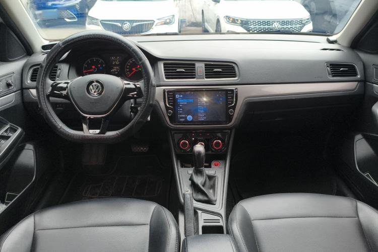Used Volkswagen Gran Lavida 2017 1.6L Automatic Fashion Edition Center Console