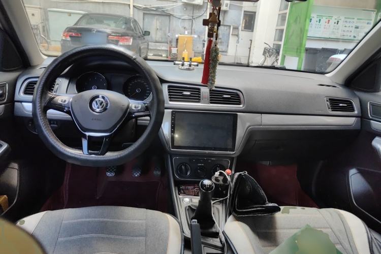 Used Volkswagen Gran Lavida 2017 1.6L Manual Comfort Edition Center Console