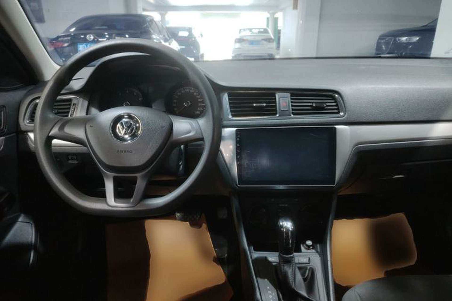 Used Volkswagen Gran Lavida 2017 1.6L Automatic Fashion Edition Center Console