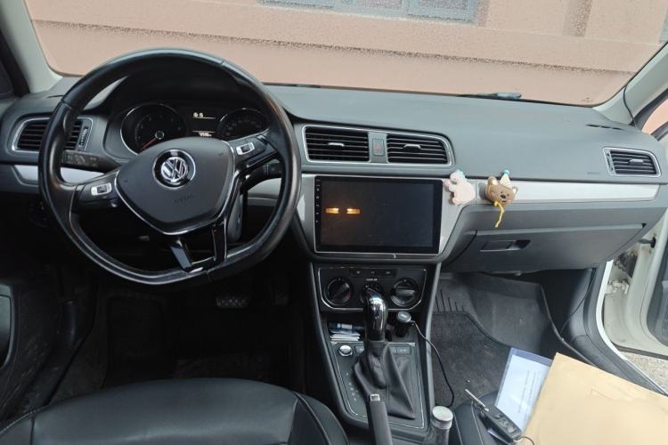 Used Volkswagen Gran Lavida 2017 1.6L Automatic Comfort Edition Center Console