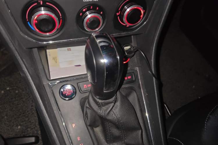 Used Volkswagen Gran Lavida 2017 1.6L Automatic Comfort Edition Gear Lever