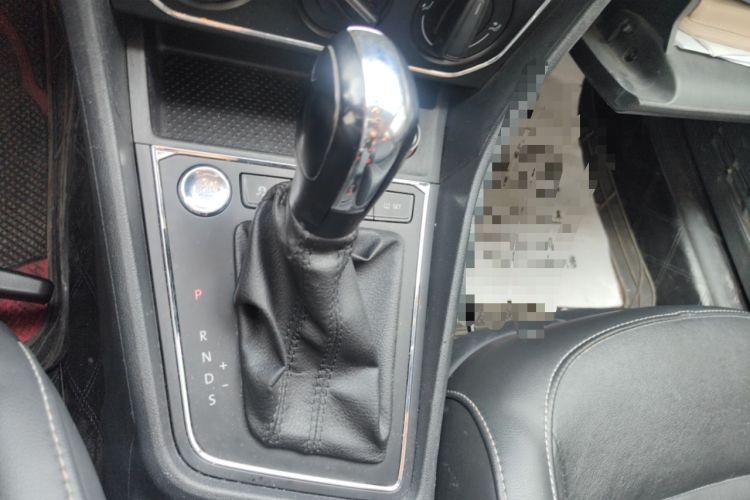 Used Volkswagen Gran Lavida 2017 1.6L Automatic Comfort Edition Gear Lever