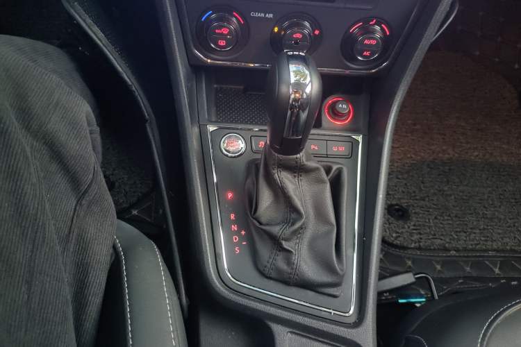 Used Volkswagen Gran Lavida 2017 180TSI DSG Comfort Edition Gear Lever