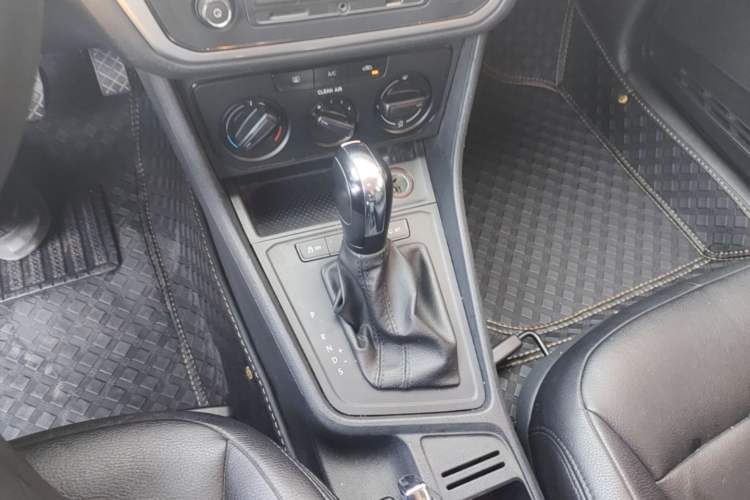 Used Volkswagen Gran Lavida 2017 1.6L Automatic Fashion Edition Gear Lever