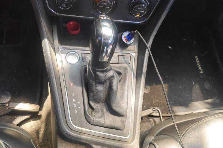 Used Volkswagen Gran Lavida 2017 180TSI DSG Comfort Edition Gear Lever