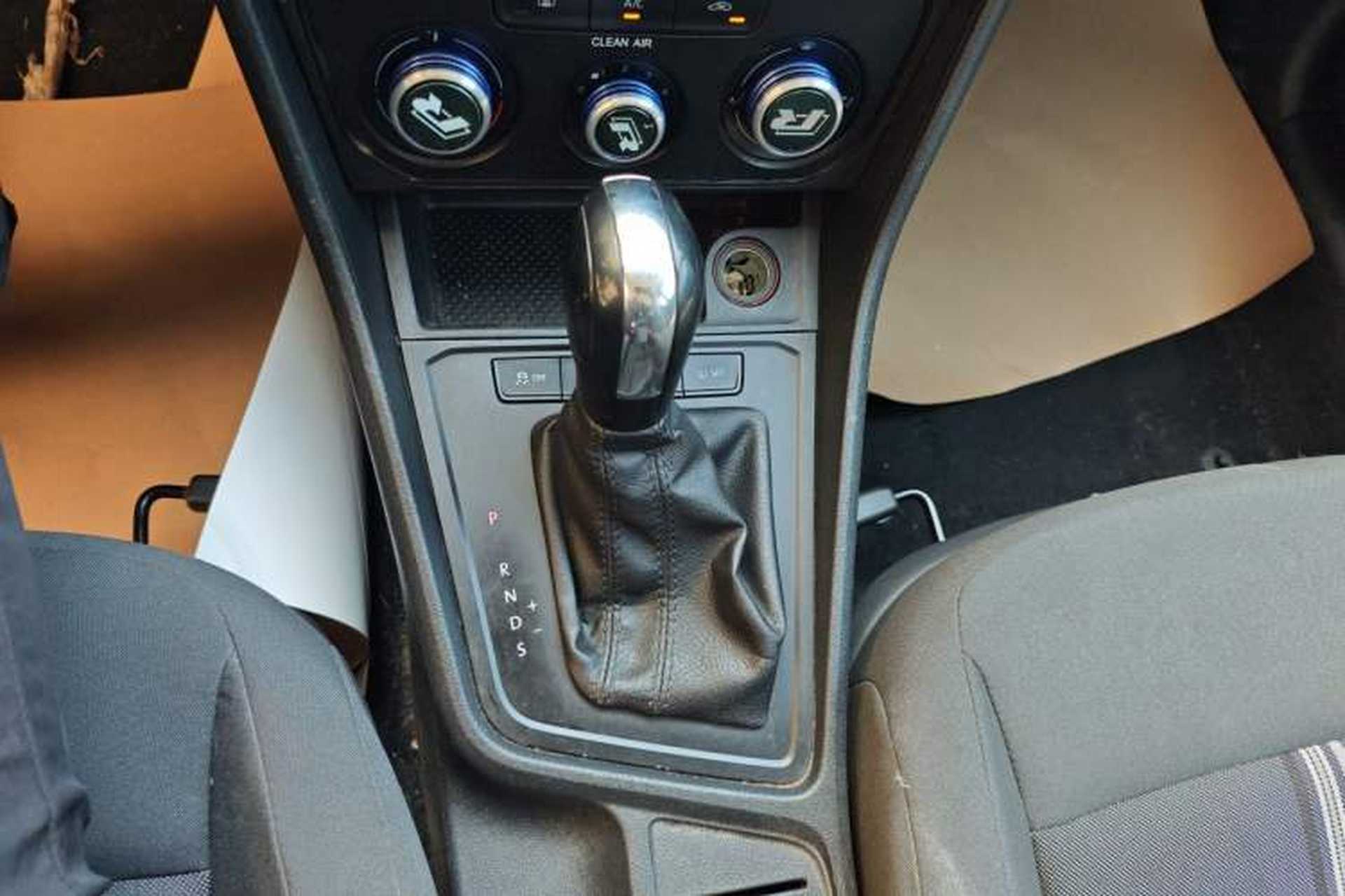 Used Volkswagen Gran Lavida 2017 1.6L Automatic Fashion Edition Gear Lever