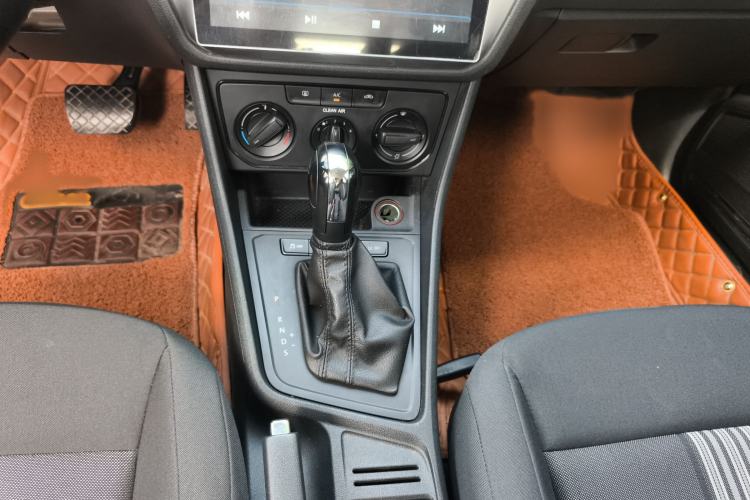 Used Volkswagen Gran Lavida 2017 1.6L Automatic Fashion Edition Gear Lever