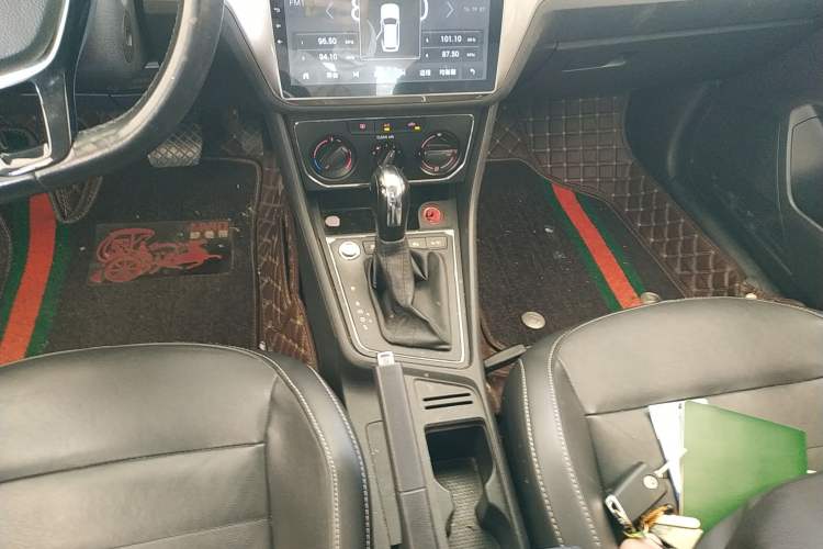 Used Volkswagen Gran Lavida 2017 1.6L Automatic Comfort Edition Gear Lever