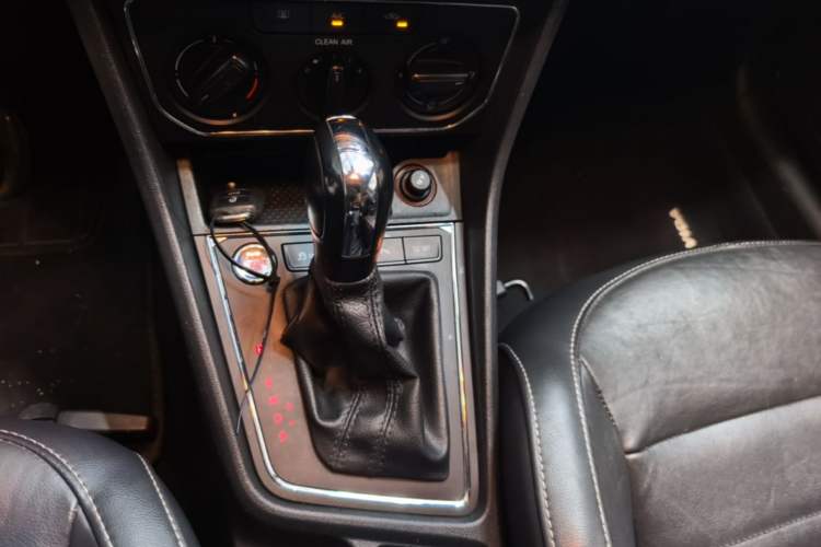Used Volkswagen Gran Lavida 2017 1.6L Automatic Comfort Edition Gear Lever