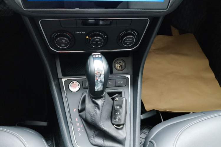 Used Volkswagen Gran Lavida 2017 230TSI DSG Comfort Edition Gear Lever