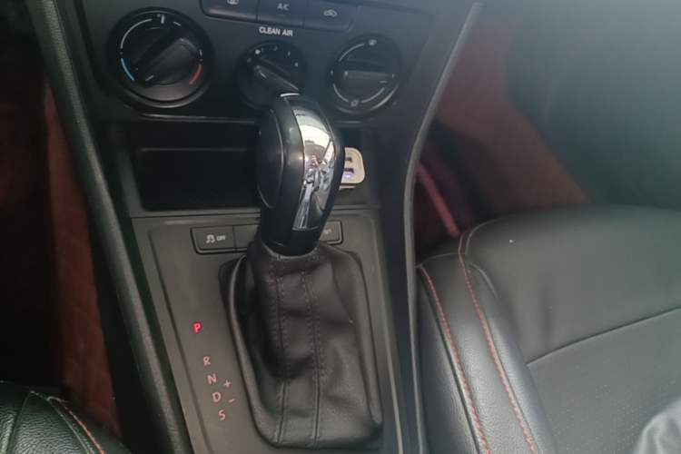 Used Volkswagen Gran Lavida 2017 1.6L Automatic Fashion Edition Gear Lever