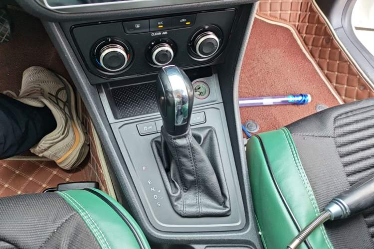 Used Volkswagen Gran Lavida 2017 1.6L Automatic Fashion Edition Gear Lever