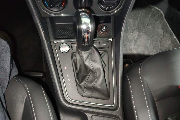Used Volkswagen Gran Lavida 2017 1.6L Automatic Comfort Edition Gear Lever