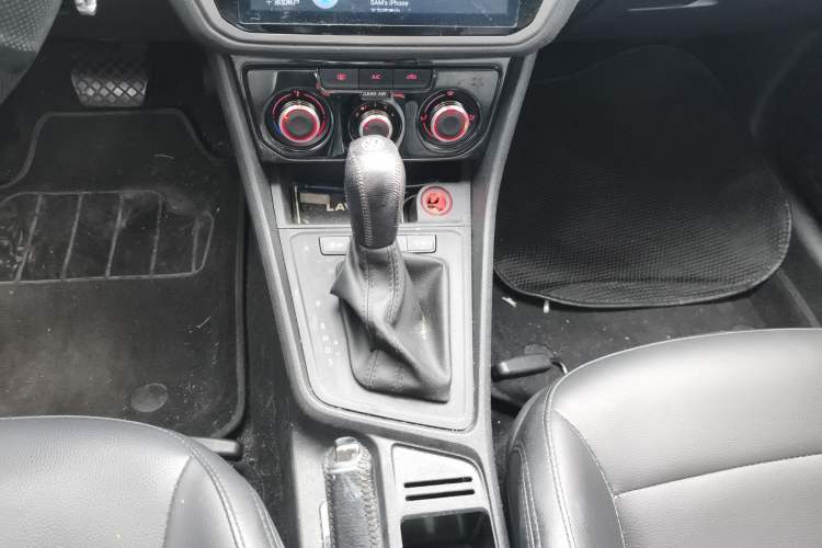 Used Volkswagen Gran Lavida 2017 1.6L Automatic Fashion Edition Gear Lever