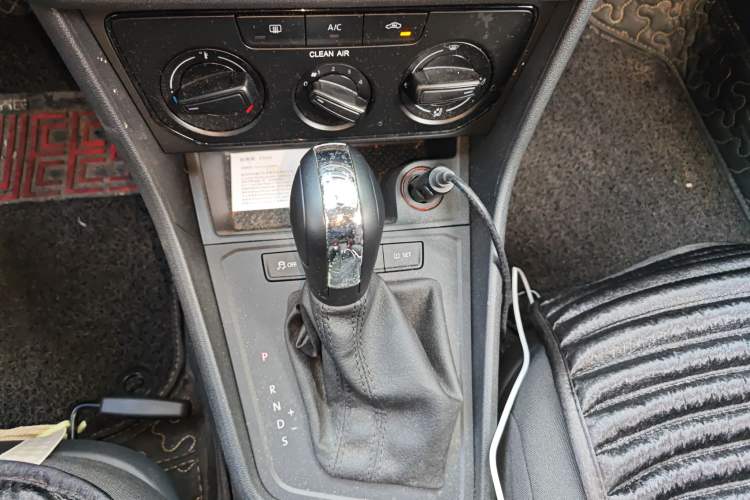 Used Volkswagen Gran Lavida 2017 1.6L Automatic Fashion Edition Gear Lever