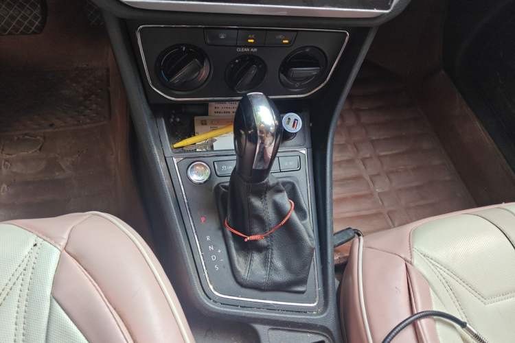 Used Volkswagen Gran Lavida 2017 1.6L Automatic Comfort Edition Gear Lever