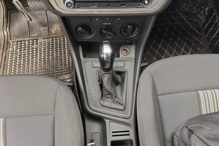 Used Volkswagen Gran Lavida 2017 1.6L Automatic Fashion Edition Gear Lever