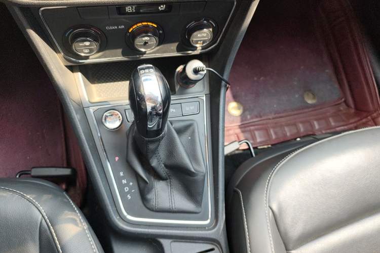 Used Volkswagen Gran Lavida 2017 180TSI DSG Comfort Edition Gear Lever