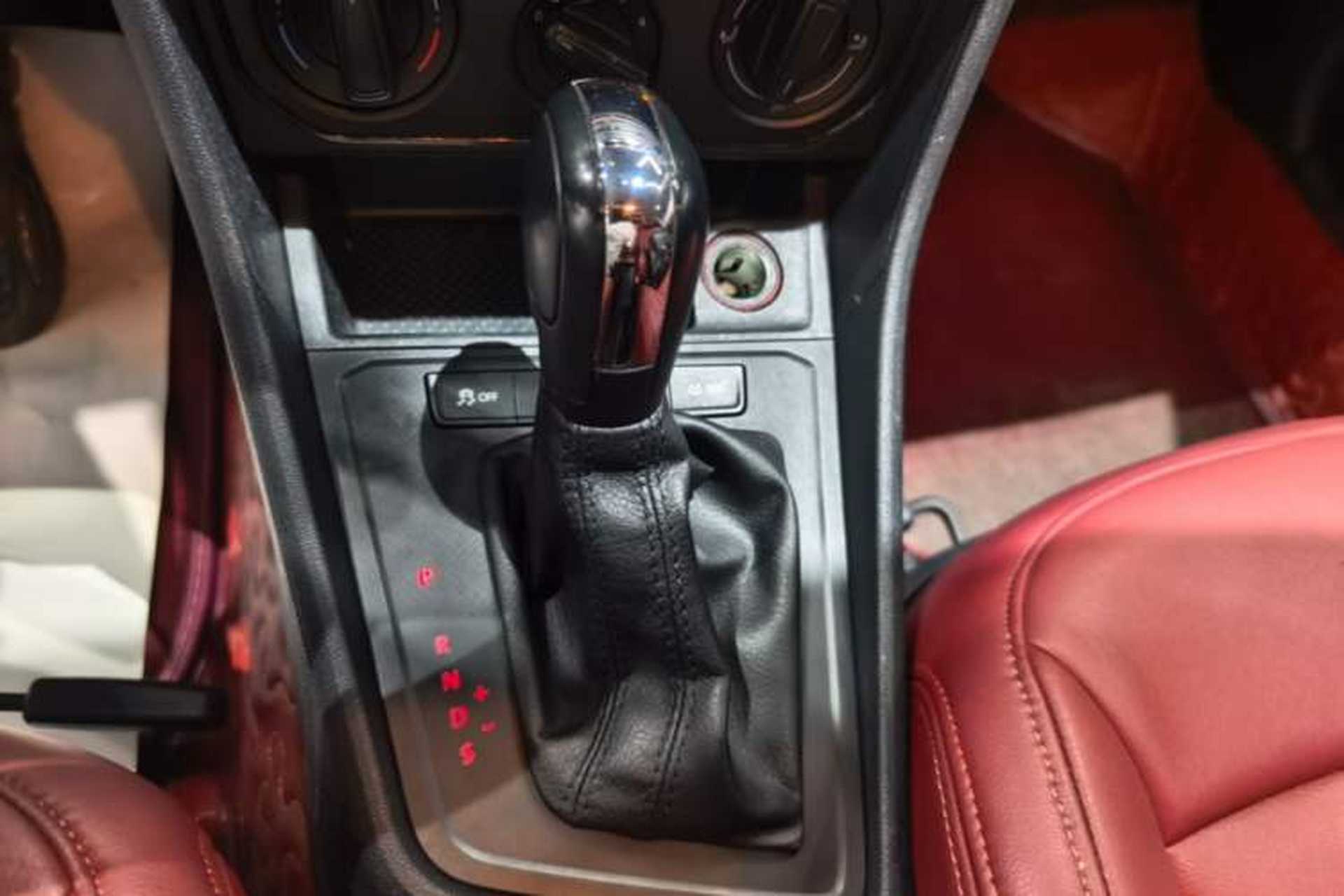 Used Volkswagen Gran Lavida 2017 1.6L Automatic Fashion Edition Gear Lever