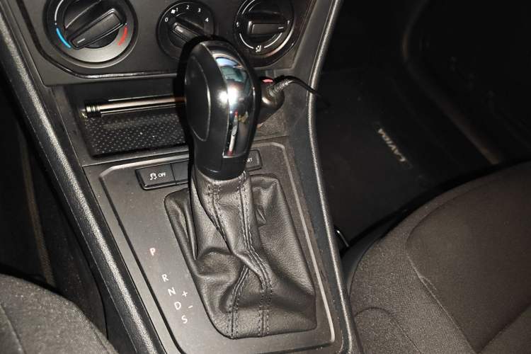 Used Volkswagen Gran Lavida 2017 1.6L Automatic Fashion Edition Gear Lever
