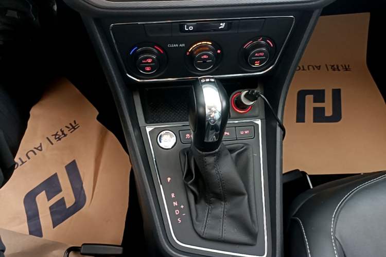 Used Volkswagen Gran Lavida 2017 230TSI DSG Comfort Edition Gear Lever