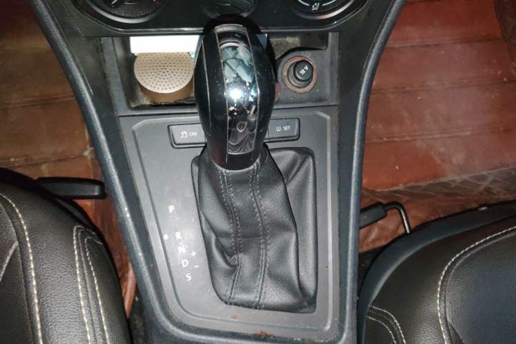 Used Volkswagen Gran Lavida 2017 1.6L Automatic Fashion Edition Gear Lever