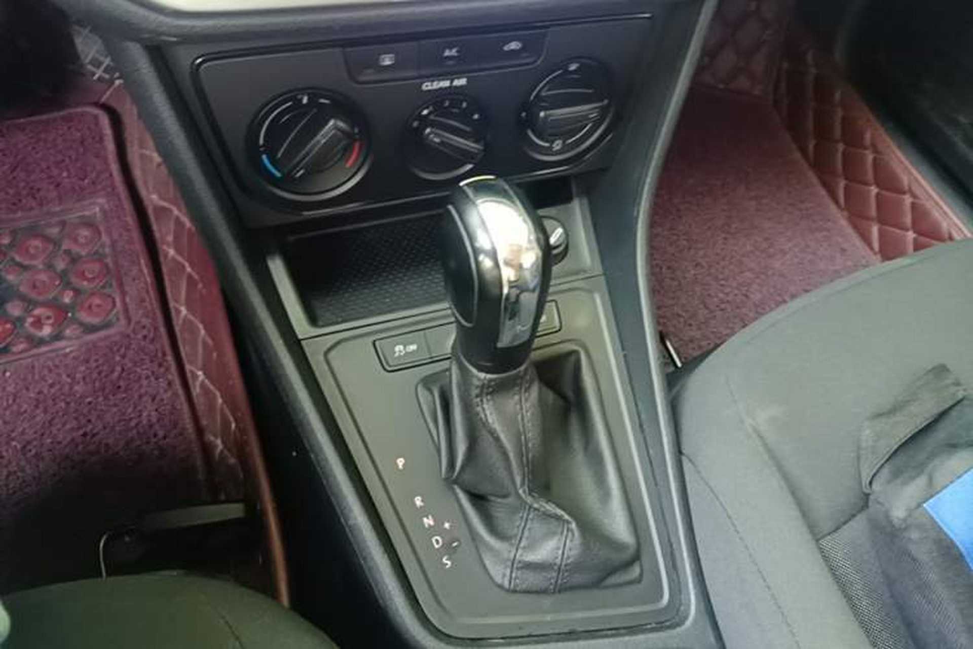 Used Volkswagen Gran Lavida 2017 1.6L Automatic Fashion Edition Gear Lever