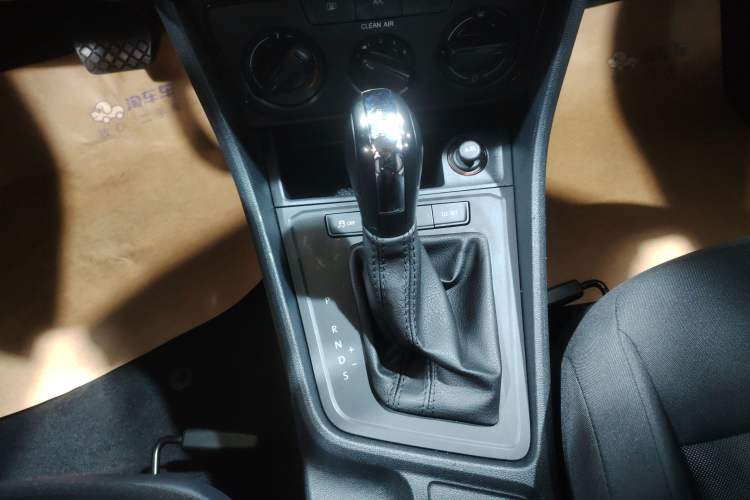 Used Volkswagen Gran Lavida 2017 1.6L Automatic Fashion Edition Gear Lever