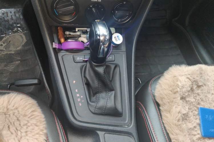 Used Volkswagen Gran Lavida 2017 1.6L Automatic Fashion Edition Gear Lever